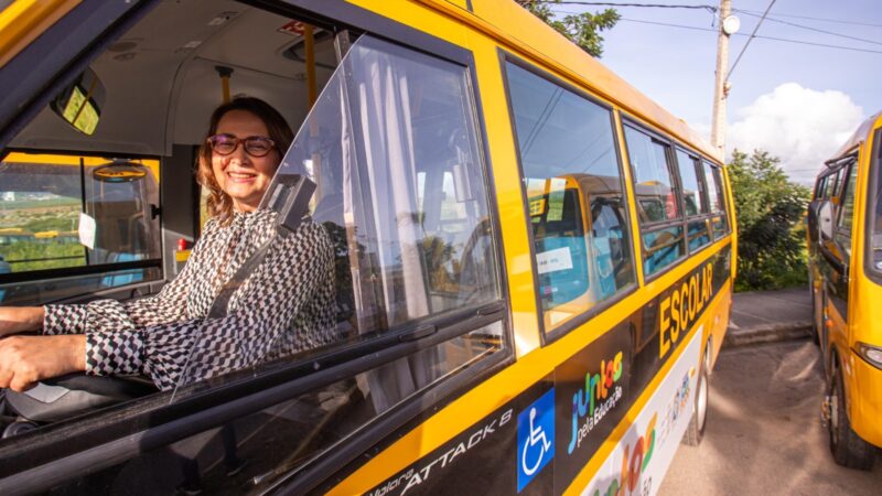 Ao lado da governadora Raquel Lyra, Débora Almeida entrega ônibus escolares a diversos municípios do Estado