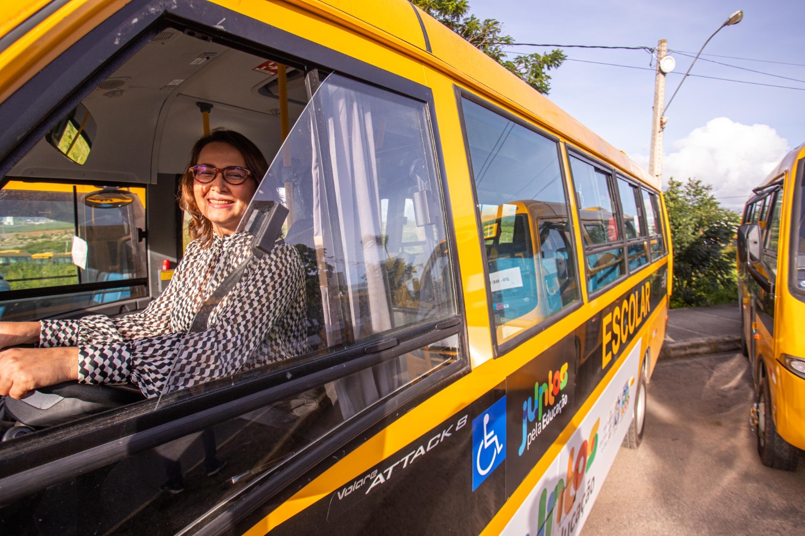 Ao lado da governadora Raquel Lyra, Débora Almeida entrega ônibus escolares a diversos municípios do Estado