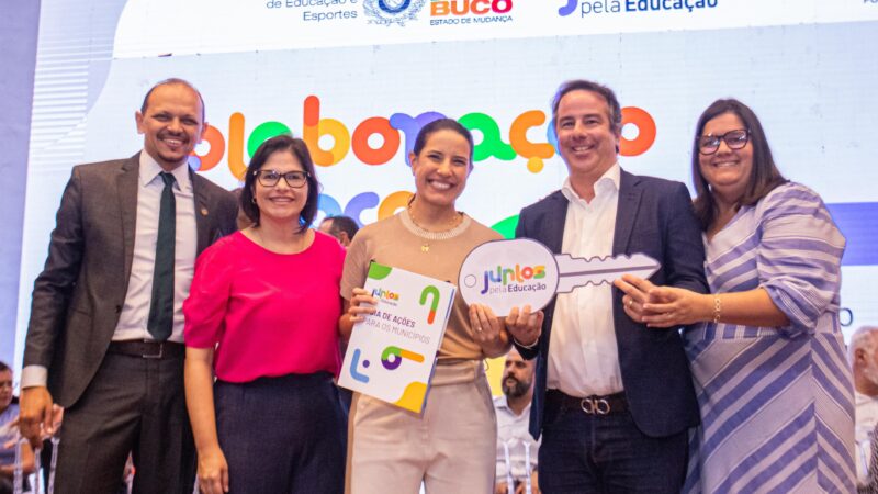 Marcello Maranhão e Carol Jordão participam da entrega de “novo ônibus escolar para Ribeirão”, durante Seminário Juntos pela Educação.