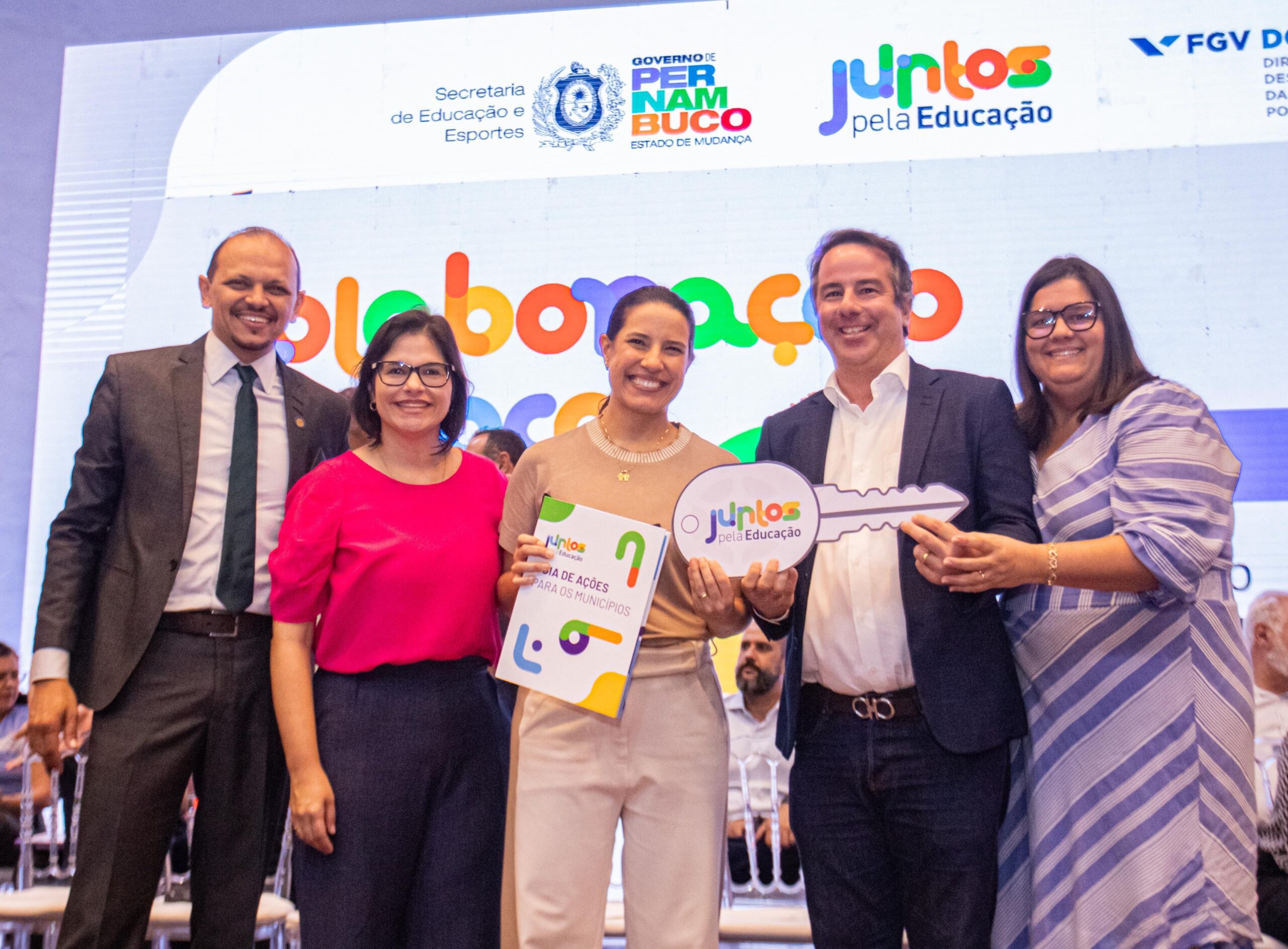 Marcello Maranhão e Carol Jordão participam da entrega de “novo ônibus escolar para Ribeirão”, durante Seminário Juntos pela Educação.