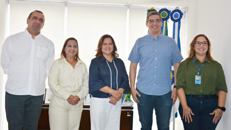 A pedido do deputado Romero Sales Filho, Célia Sales, Prefeita do Ipojuca, recebe representantes do Estado para tratar da requalificação da PE-60