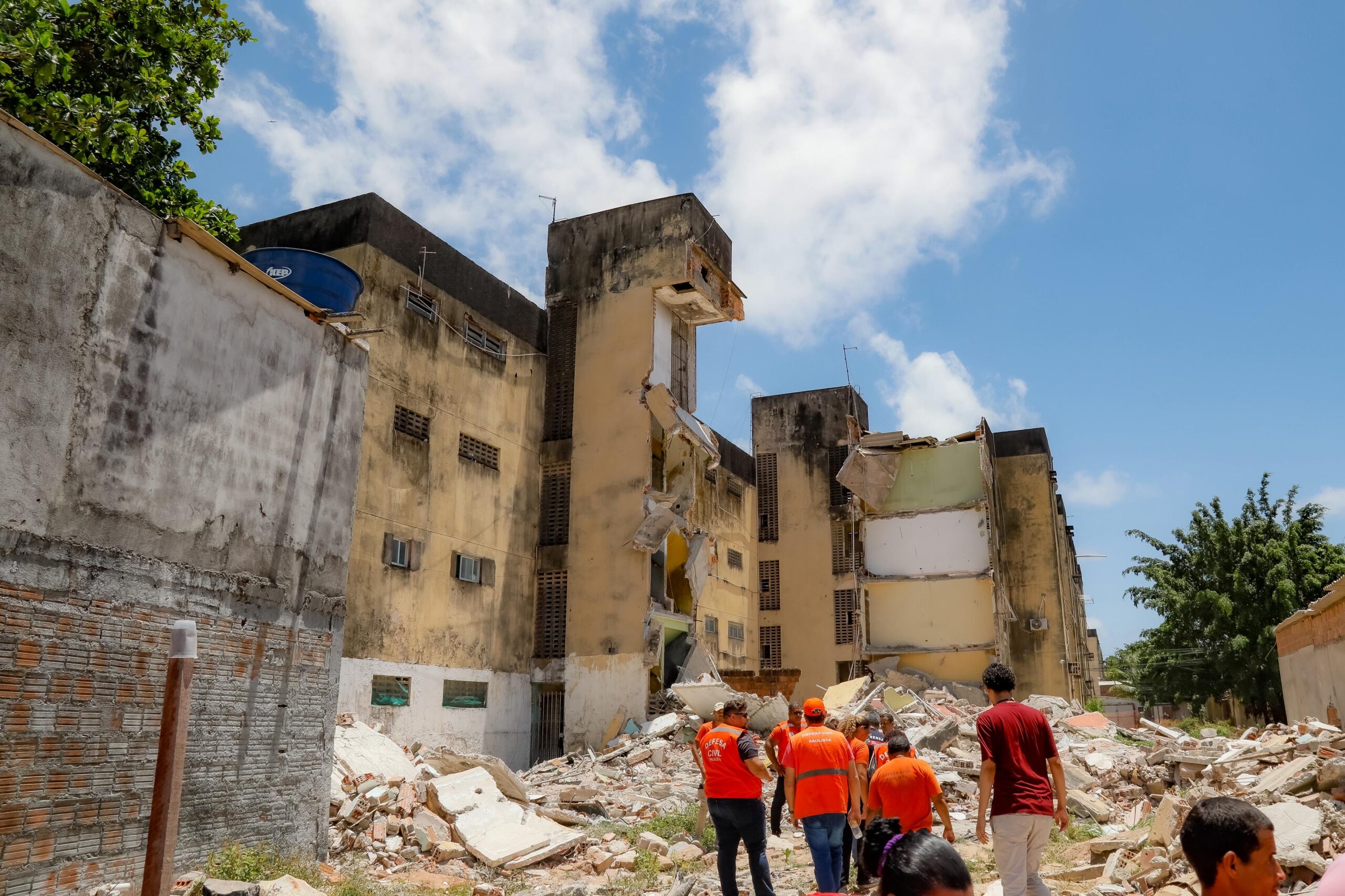 Articulação do Governo de Pernambuco e Parlamento garante solução para proprietários de apartamentos em prédios-caixão no Grande Recife