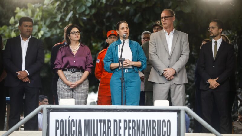 Governadora Raquel Lyra comanda cerimônia de entrega de insígnias a policiais e bombeiros militares recém-promovidos