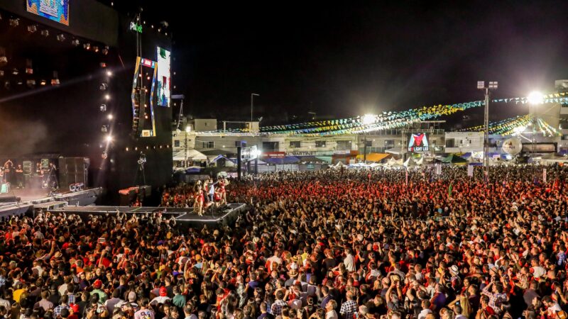 Público faz bonito no show de Leonardo e Vitória do Pé de Serra encerra com sucesso no polo principal