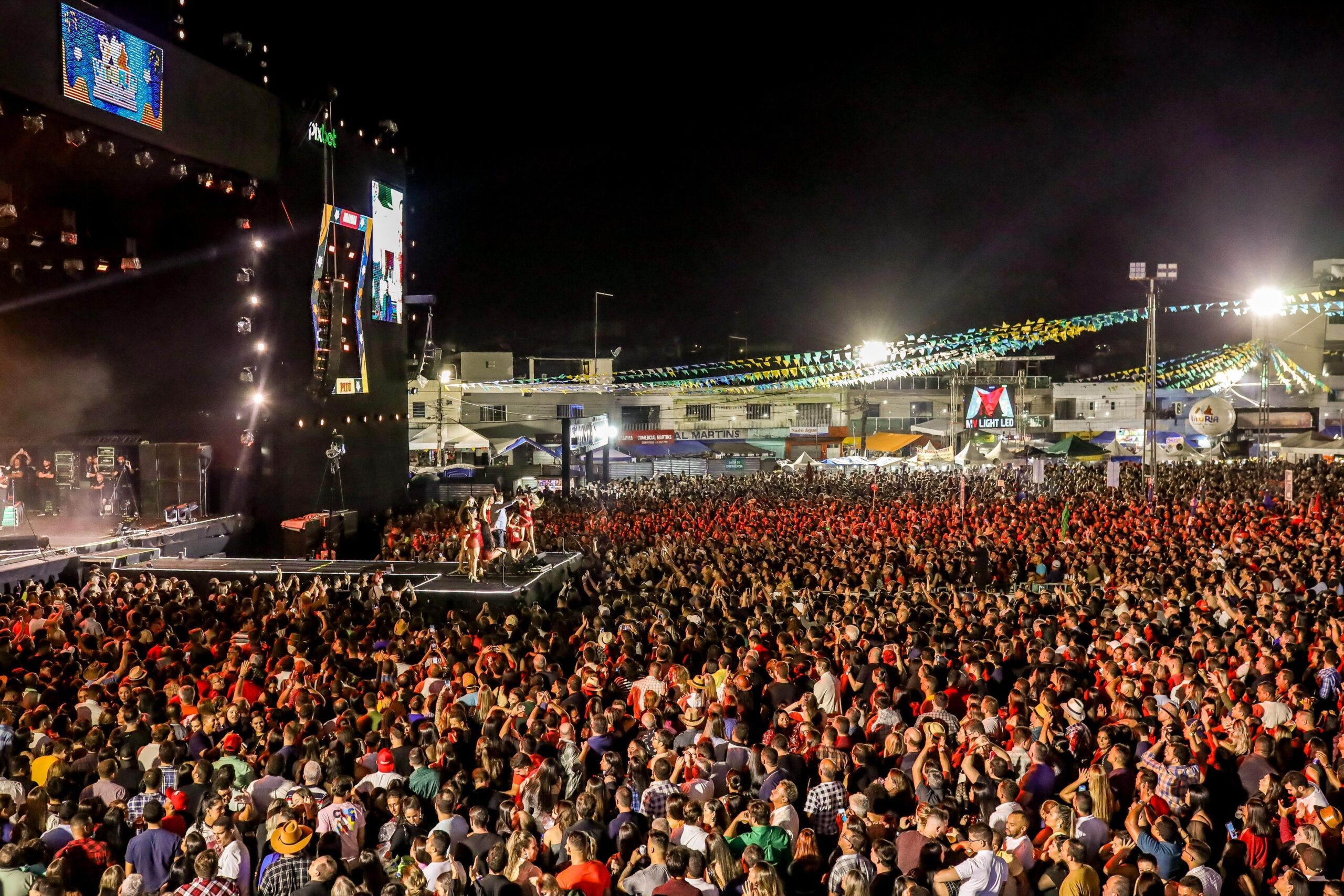 Público faz bonito no show de Leonardo e Vitória do Pé de Serra encerra com sucesso no polo principal