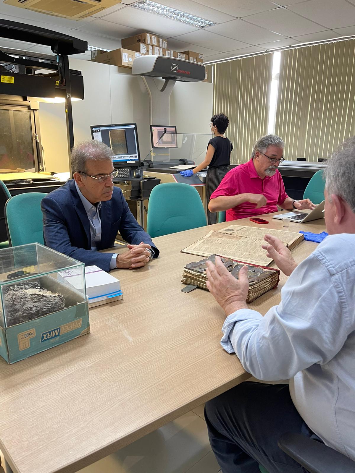 Deputado Coronel Alberto Feitosa visita laboratório de de memórias históricas da UFPE