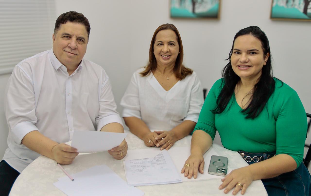 Pastor Cleiton Collins e a deputada federal Michelle Collins se reúnem com pré-candidata à prefeita do Ipojuca, Adilma Lacerda, para alinhar plano de governo