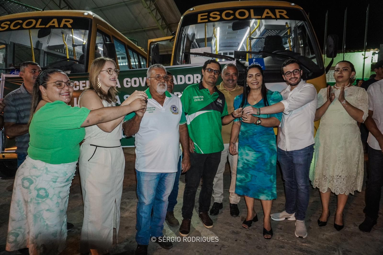 Prefeitura de Jataúba realizou entrega de 11 veículos e inaugurações