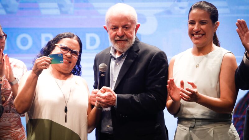 Governadora Raquel Lyra e presidente Lula entregam primeiros pagamentos de indenizações a mutuários de prédios-caixão