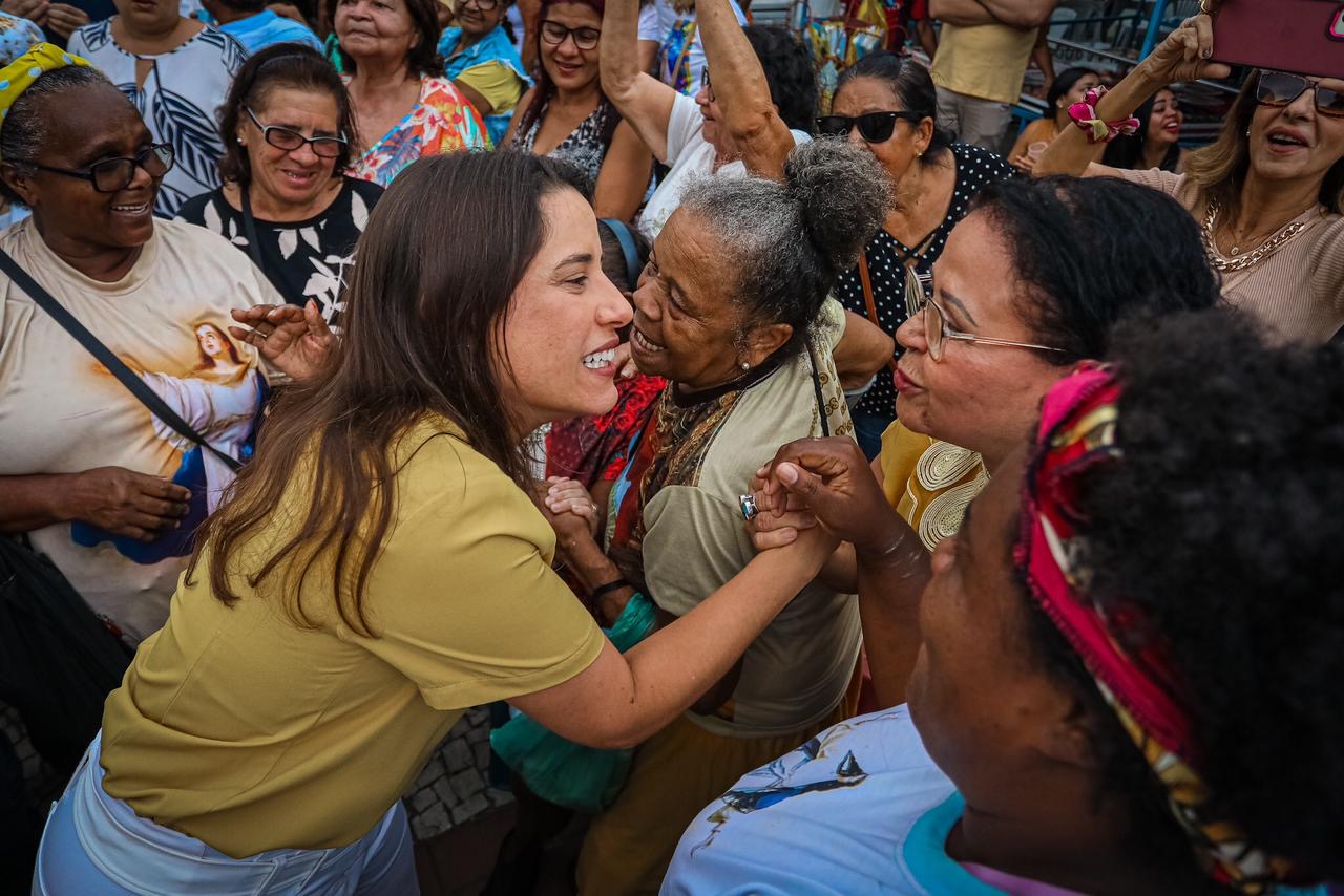 Governadora Raquel Lyra acompanha missa campal no Recife em homenagem à Nossa Senhora do Carmo