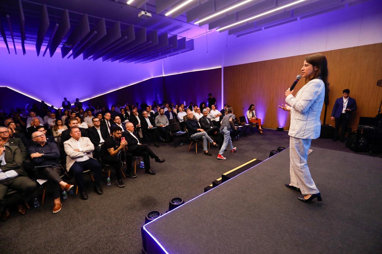 Governadora Raquel Lyra apresenta investimentos realizados na infraestrutura do Estado durante seminário no Recife