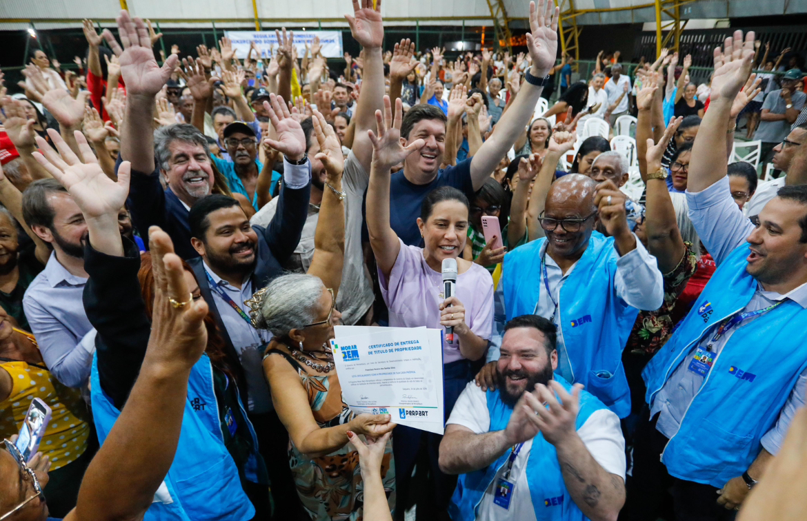 Em Salgueiro, governadora Raquel Lyra entrega 617 títulos de propriedade e assina ordem de serviço para recuperação do aeroporto do município