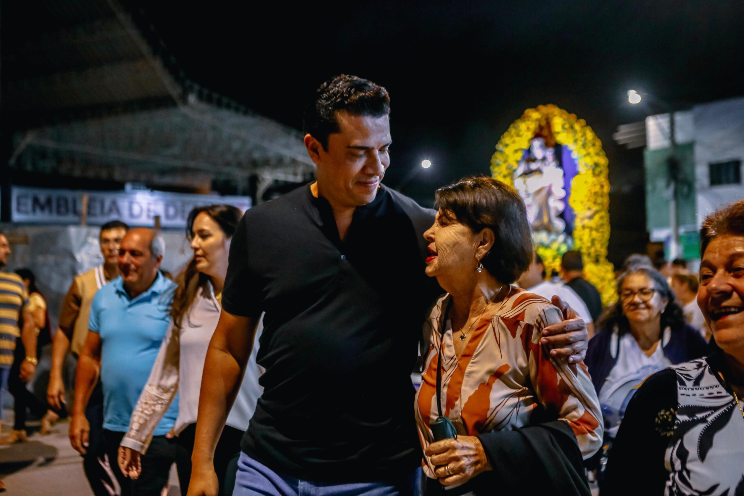 Ao lado de fiéis, Rodrigo Pinheiro anda pelas ruas do Salgado na procissão de Nossa Senhora do Monte Carmelo