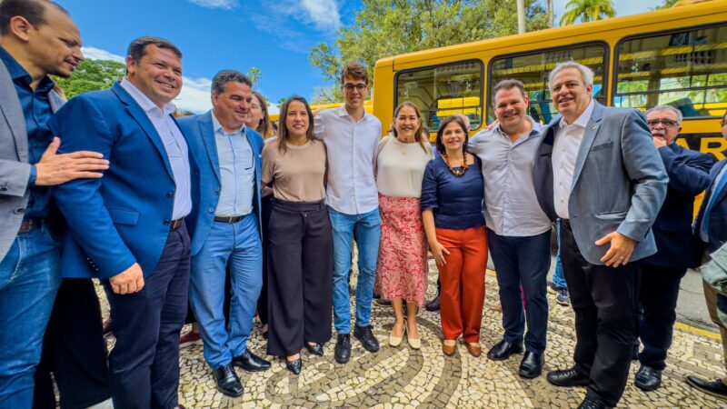 Prefeita de Rio Formoso, Isabel Hacker, Recebe Veículos Escolares do governo do estado de Pernambuco