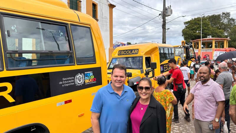 Deputado France Hacker, ao lado da prefeita Isabel Hacker, participa da entrega de seis novos veículos aos moradores de Rio Formoso