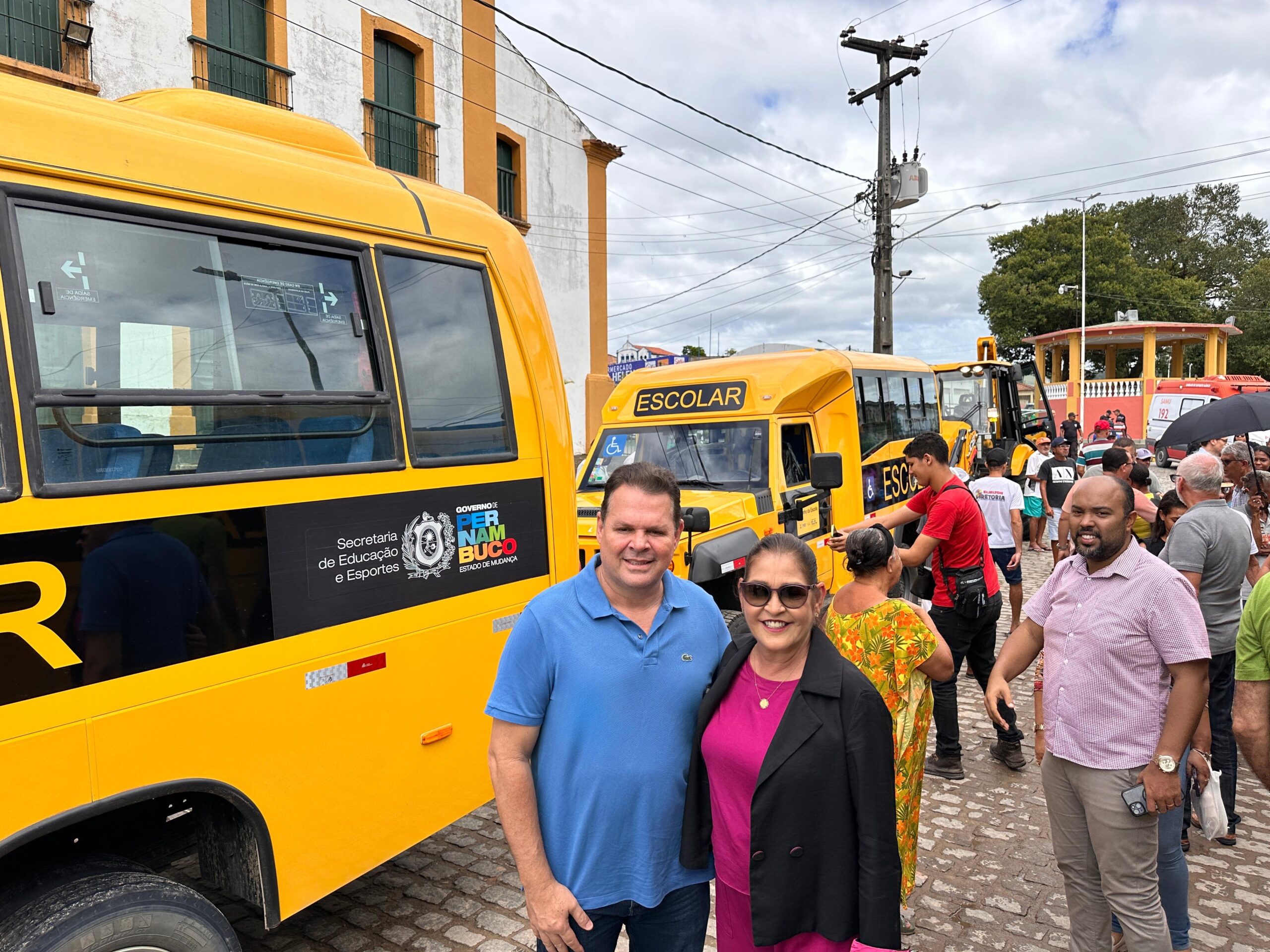 Deputado France Hacker, ao lado da prefeita Isabel Hacker, participa da entrega de seis novos veículos aos moradores de Rio Formoso