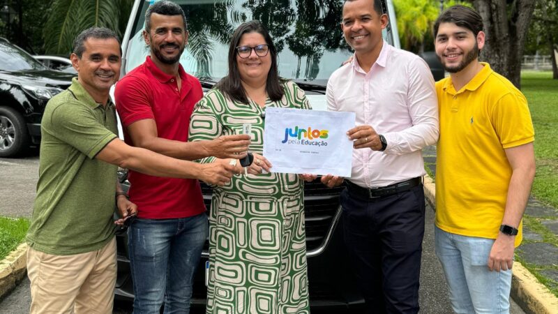 Carol Jordão participa de evento de entrega de nova van escolar em Recife