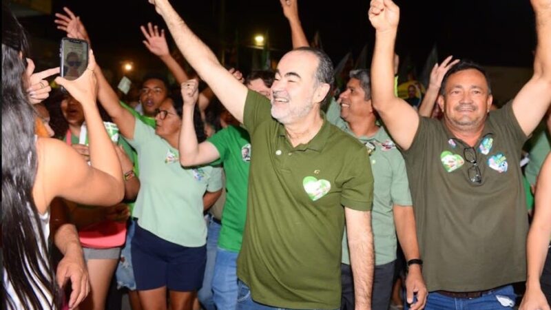 Dr. Júlio Lóssio faz caminhada com moradores e arrasta multidão no Bairro João de Deus