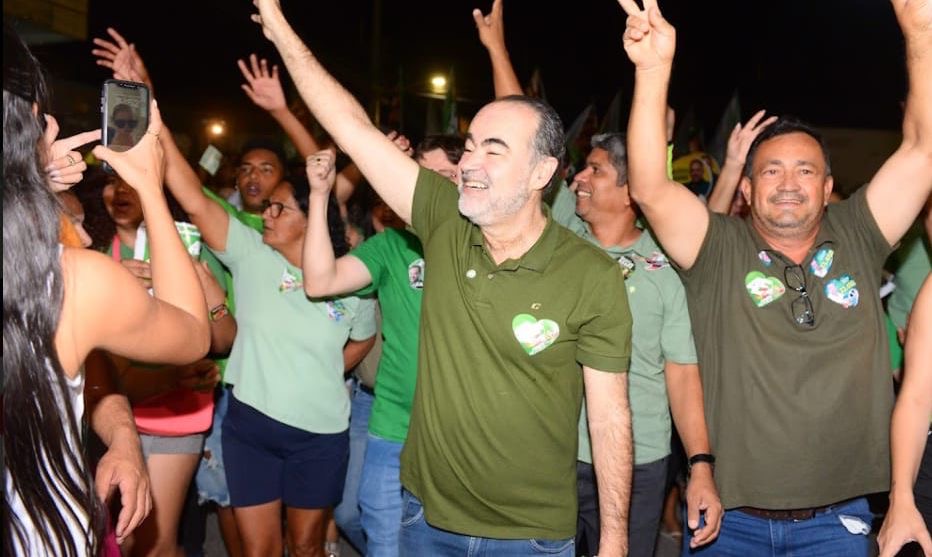 Dr. Júlio Lóssio faz caminhada com moradores e arrasta multidão no Bairro João de Deus