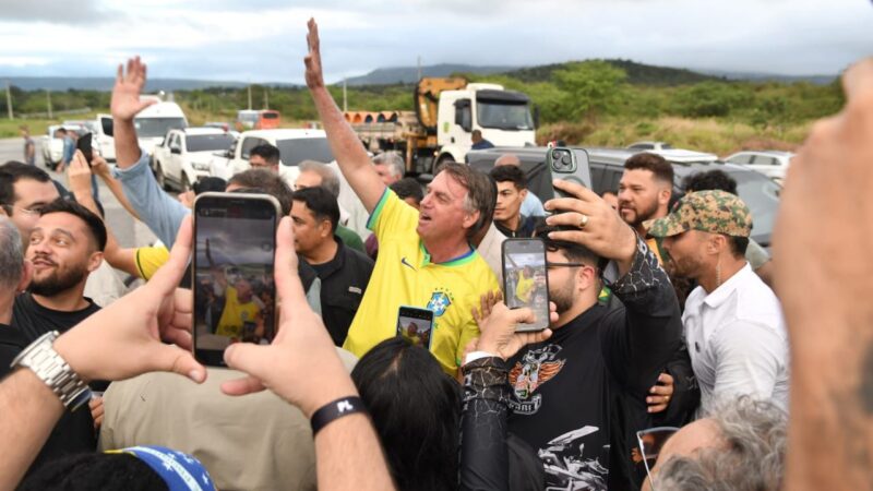 Bolsonaro e Gilson são recebidos por inúmeros apoiadores em Gravatá e Caruaru