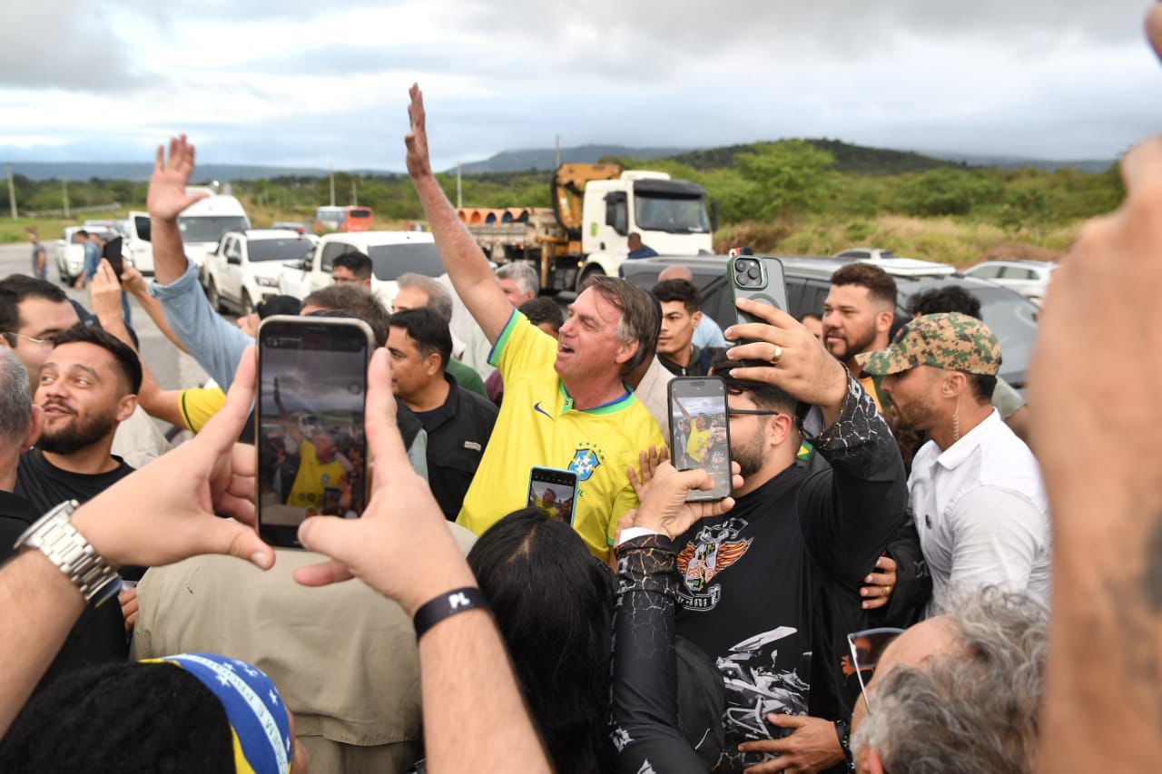 Bolsonaro e Gilson são recebidos por inúmeros apoiadores em Gravatá e Caruaru