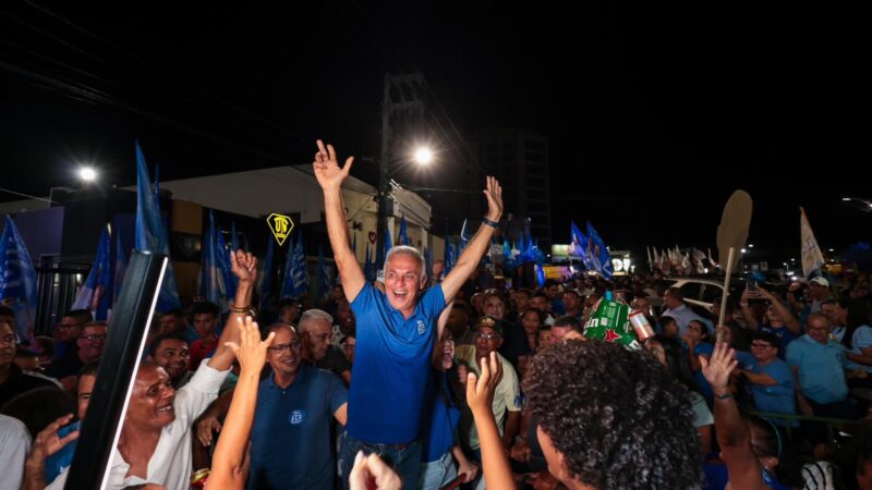 Em Vitória, multidão “abraça” Paulo Roberto em caminhada na noite do sábado