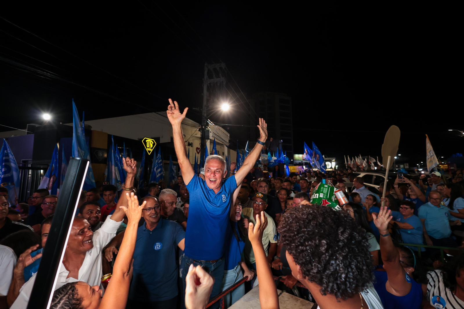 Em Vitória, multidão “abraça” Paulo Roberto em caminhada na noite do sábado