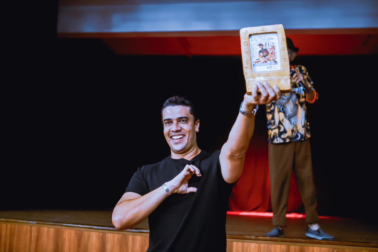 Rodrigo Pinheiro recebe homenagem durante abertura dos 45 anos do espetáculo “O Auto das Sete Luas de Barro”