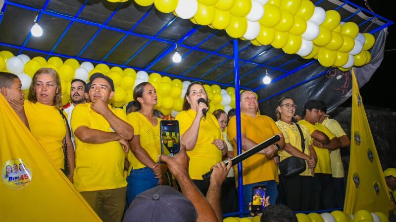 Em comício no Distrito de Cocaú, em Rio Formoso, a prefeita Isabel Hacker discursa em apoio o candidato Berg de Hacker.