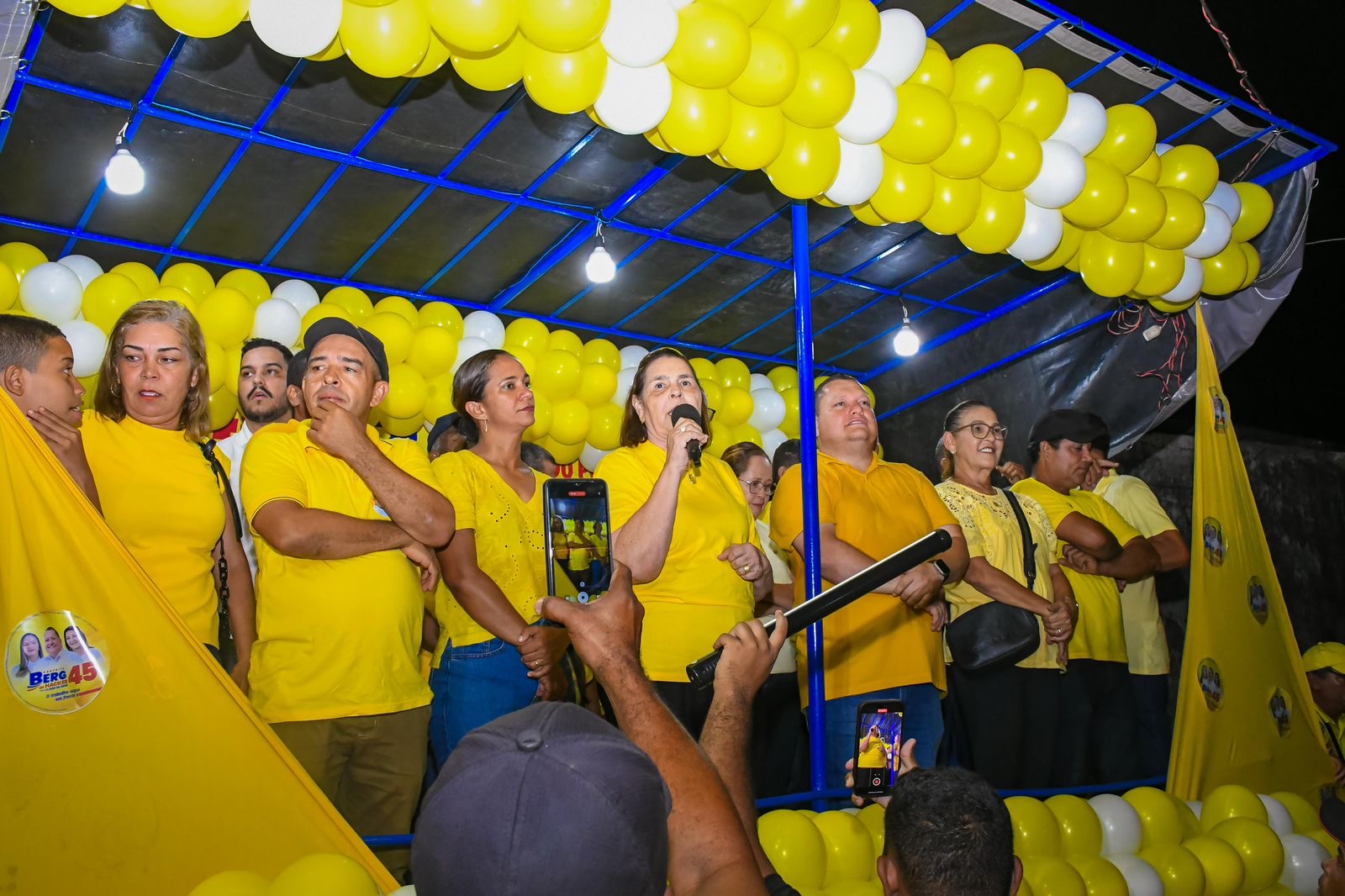 Em comício no Distrito de Cocaú, em Rio Formoso, a prefeita Isabel Hacker discursa em apoio o candidato Berg de Hacker.