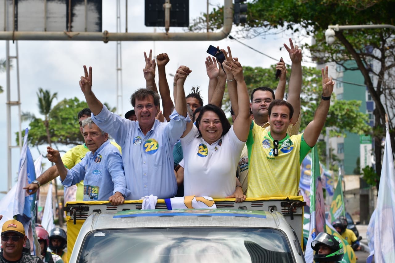 Gilson Machado e Leninha Dias promovem grande carreata em Boa Viagem