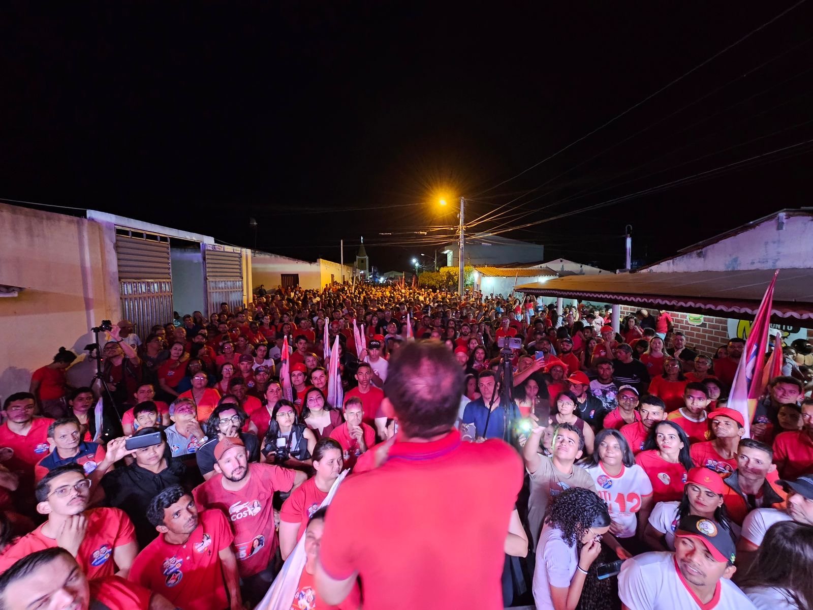 Evilásio Mateus e lideranças políticas reúnem multidão em comício no distrito de Lagoa do Barro
