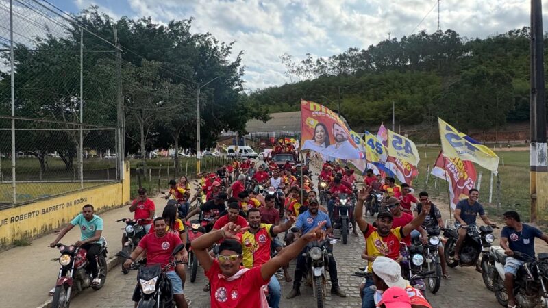 Maraial: Diogo Andrade é recebido por multidão em porta porta, que virou uma caminhada