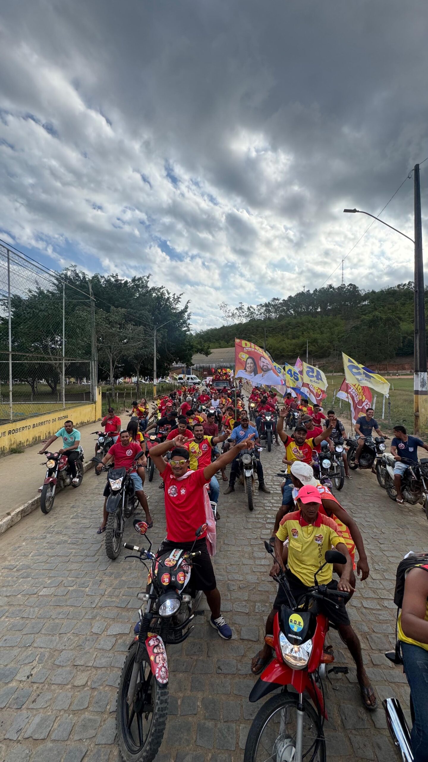 Maraial: Diogo Andrade é recebido por multidão em porta porta, que virou uma caminhada