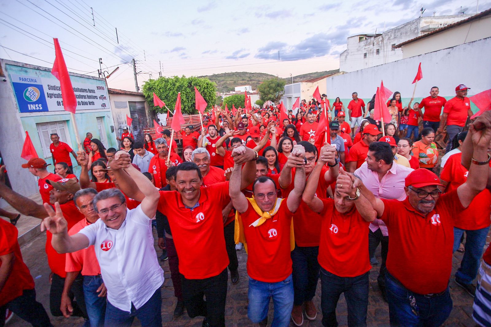 Duque participa de caminhada com Dr. Ismael e Leque Brás em Santa Cruz da Baixa Verde