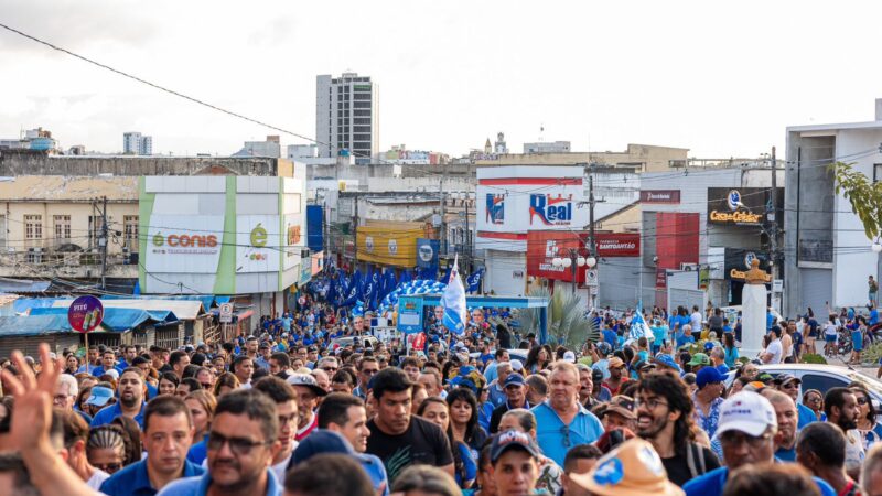 Paulo Roberto arrasta multidão em caminhada pelas ruas de Vitória de Santo Antão