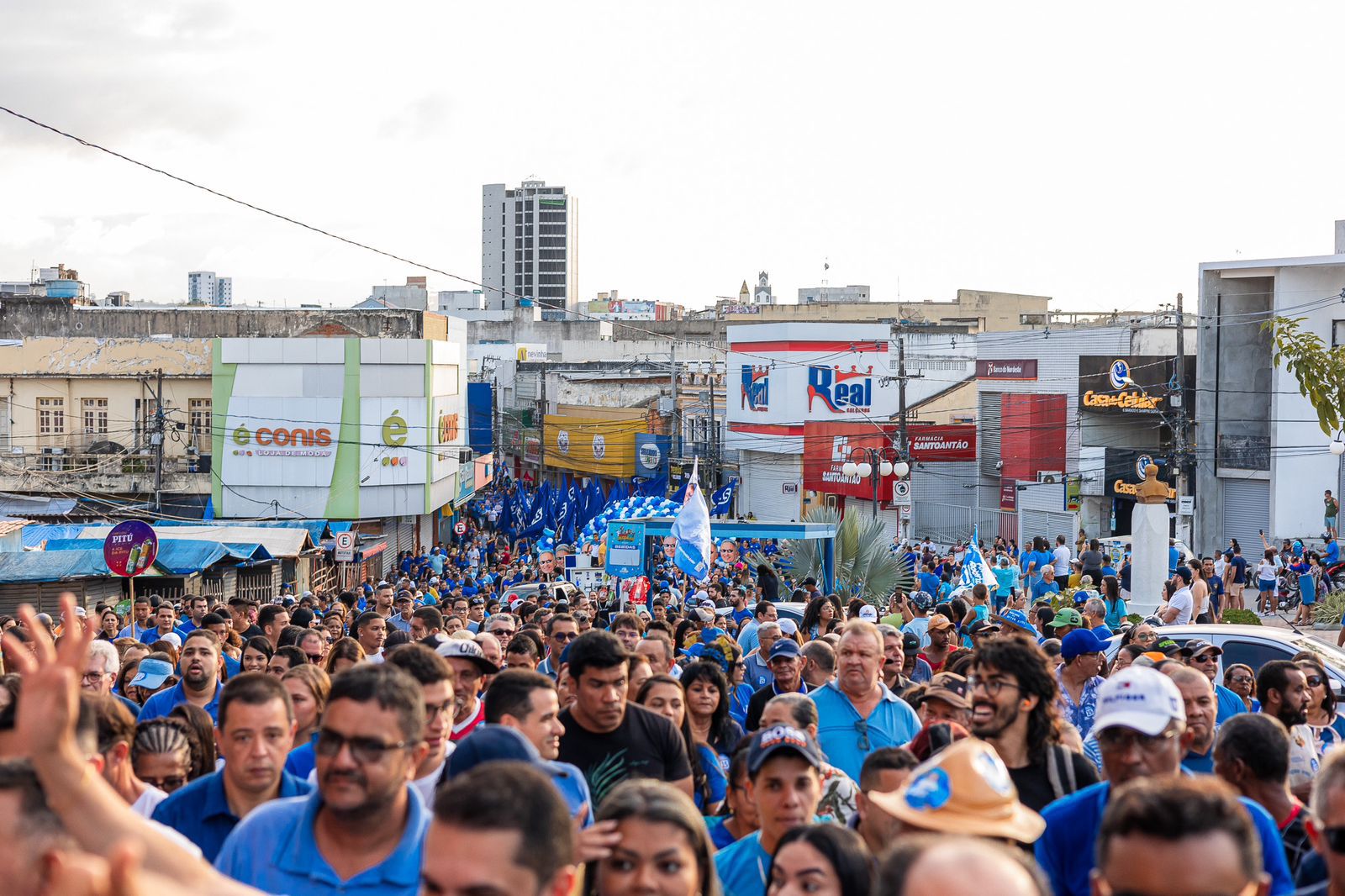 Paulo Roberto arrasta multidão em caminhada pelas ruas de Vitória de Santo Antão