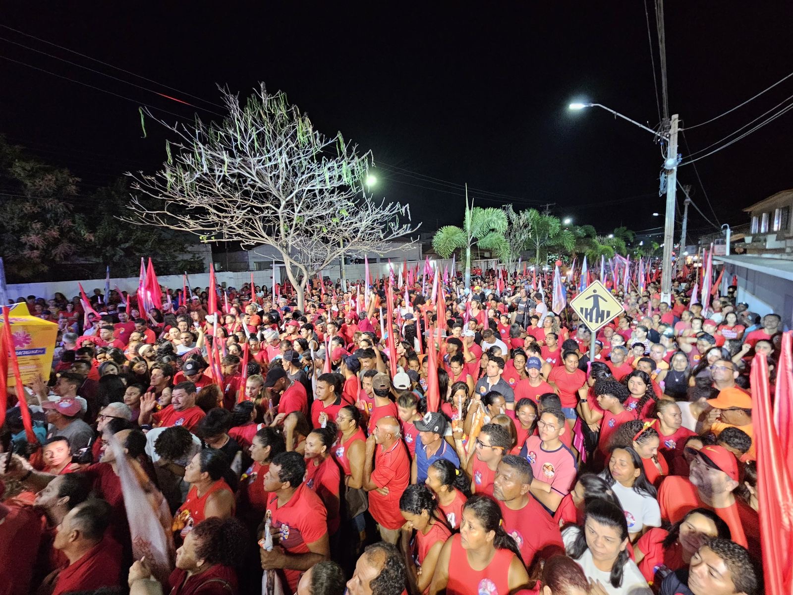 Caminhada histórica enche as ruas de Araripina de esperança e apoio a Evilásio Mateus e Bringel Filho