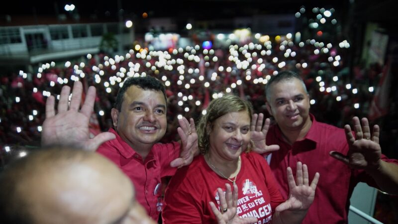 Ao lado da prefeita Regina,do ministro Silvio Costa e do deputado estadual Jarbas filho,Pedro pilota arrasta multidão em Itaíba