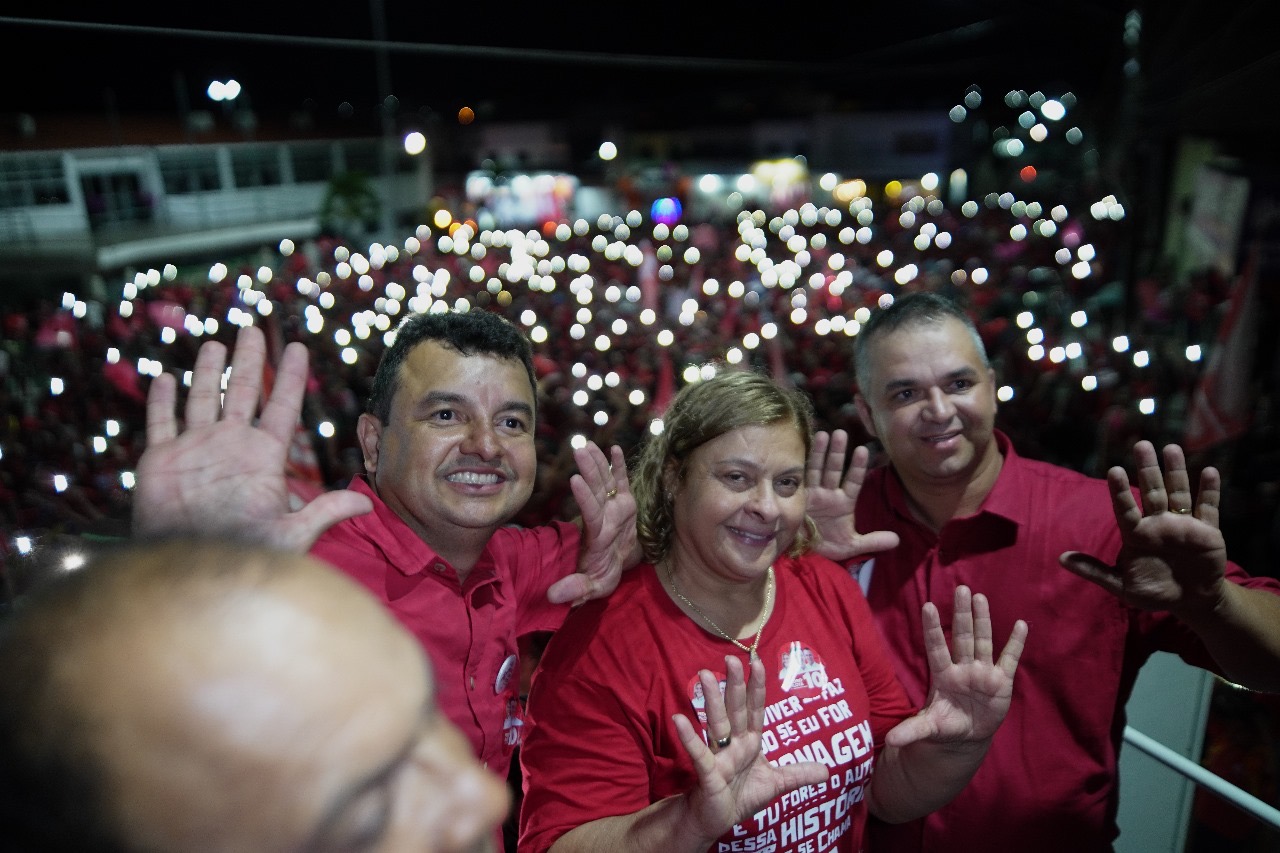 Ao lado da prefeita Regina,do ministro Silvio Costa e do deputado estadual Jarbas filho,Pedro pilota arrasta multidão em Itaíba