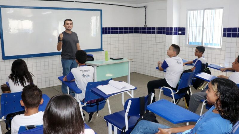 Professores do Cabo de Santo Agostinho recebem bônus em comemoração ao Dia do Professor