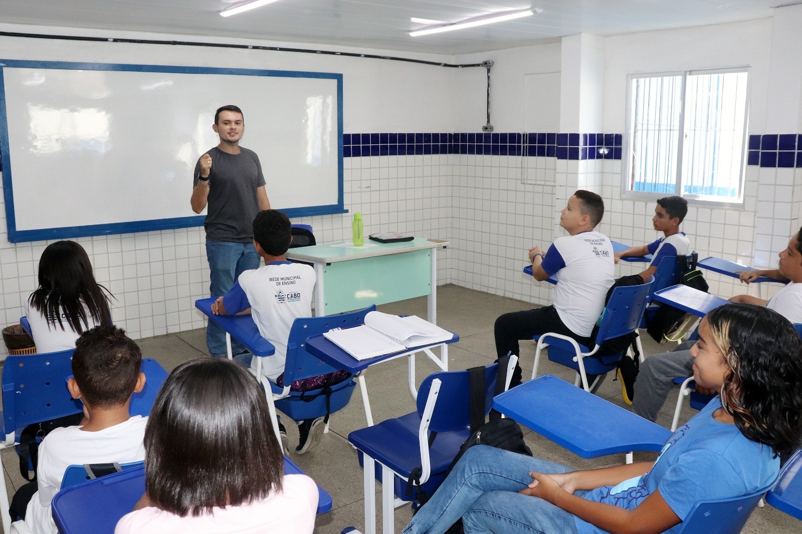 Professores do Cabo de Santo Agostinho recebem bônus em comemoração ao Dia do Professor