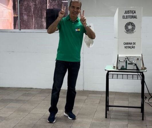 Coronel Alberto Feitosa vota com as cores do Brasil