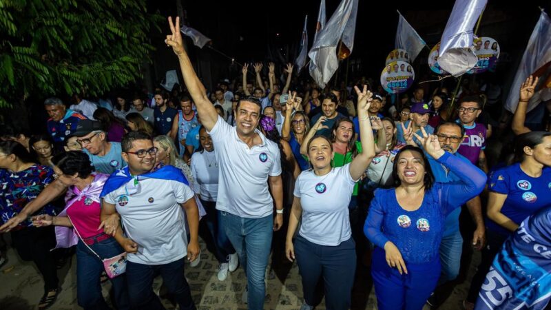 Rodrigo Pinheiro caminha ao lado de multidão, destaca programa Minha Rua Nova e vitória no primeiro turno