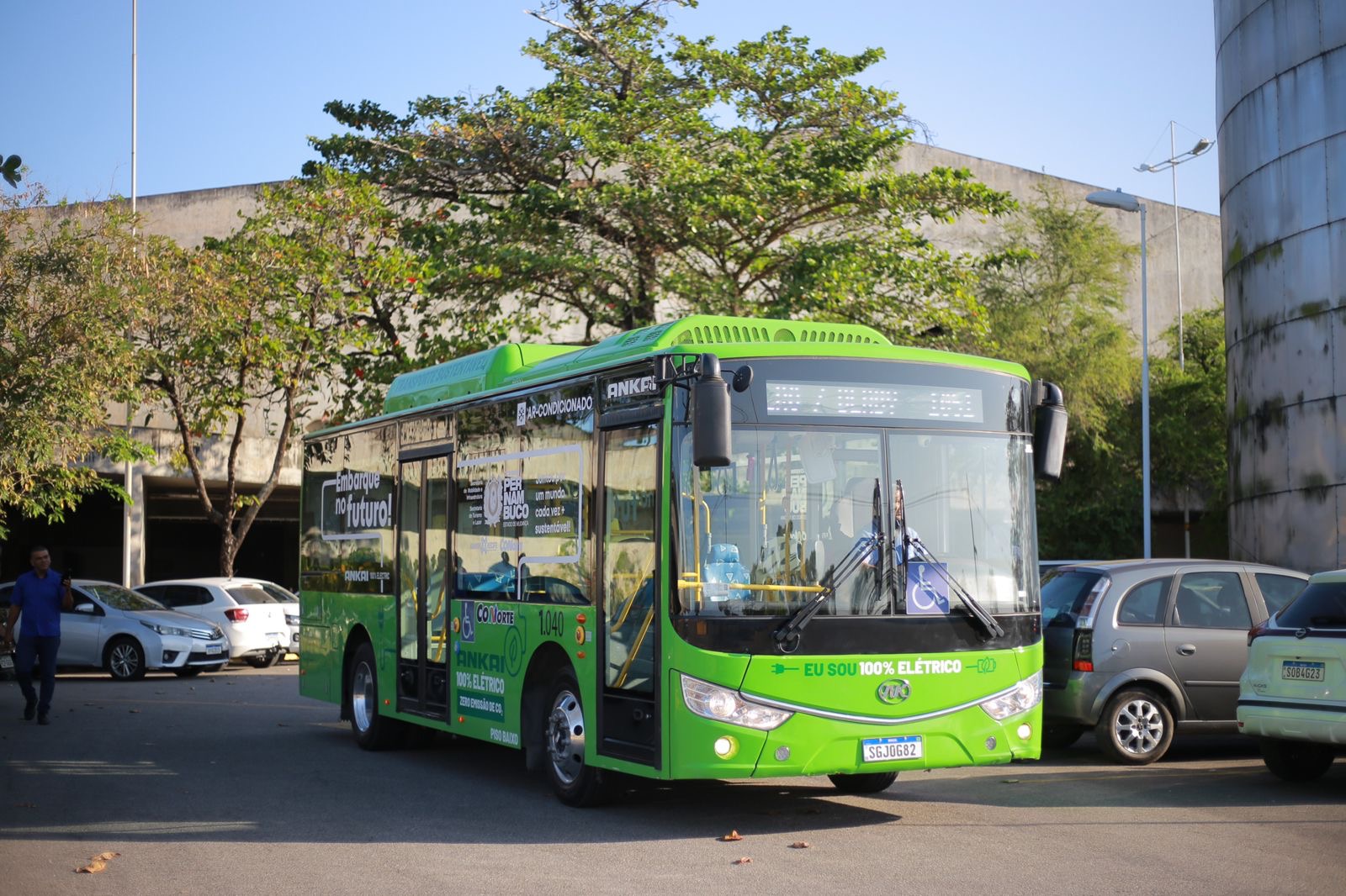 Governo de Pernambuco inicia teste em ônibus elétrico com rota turística