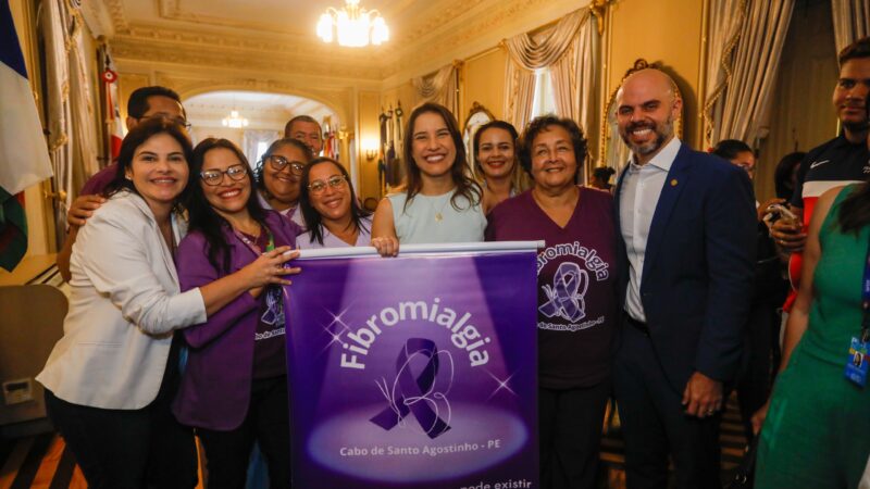 Governo de Pernambuco entrega carteiras de atendimento prioritário para pessoas com fibromialgia