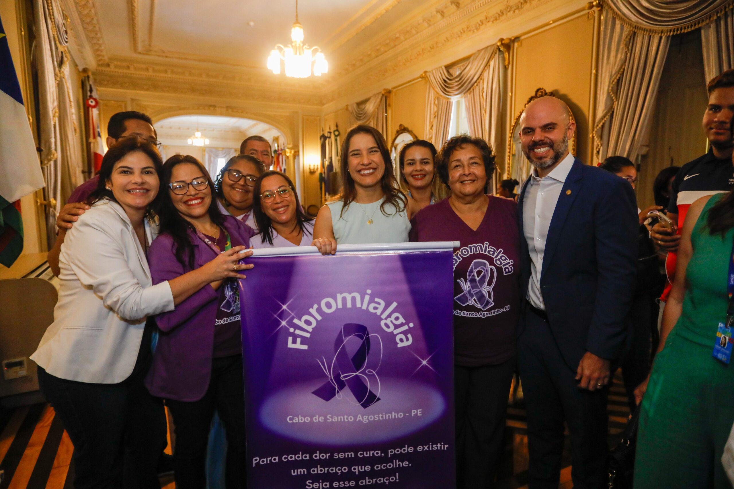 Governo de Pernambuco entrega carteiras de atendimento prioritário para pessoas com fibromialgia