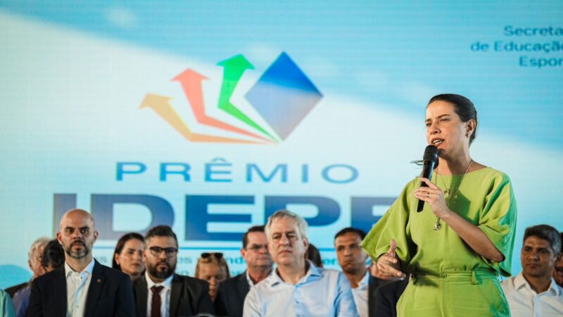 Governadora Raquel Lyra entrega Prêmio Idepe 2023 a escolas, GREs e municípios do Estado