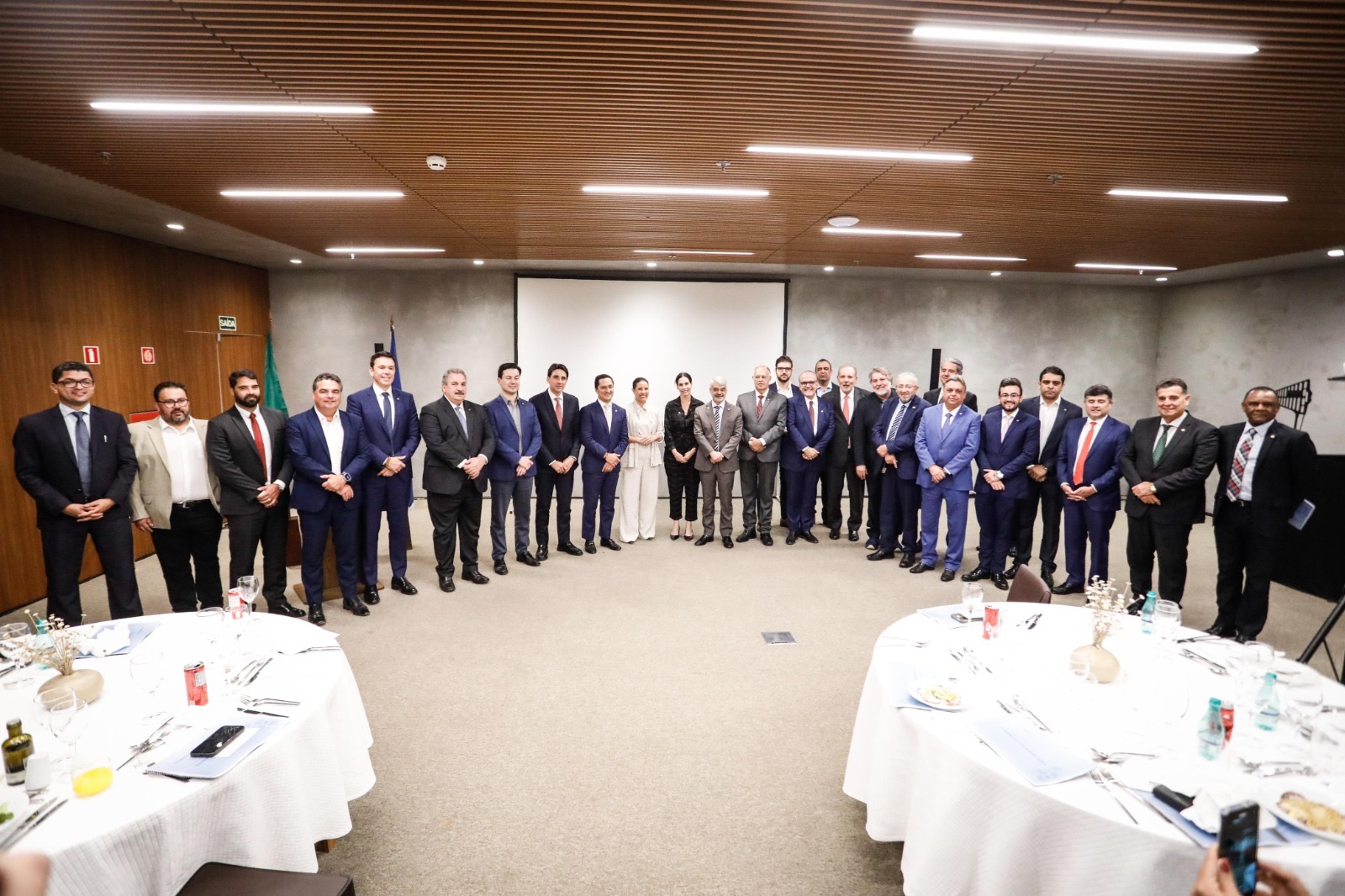 Governadora Raquel Lyra reúne bancada federal, ministros e senadores para apresentar andamento de projetos em Pernambuco e debater destinação de emendas