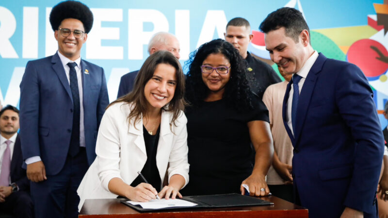 Em Brasília, governadora Raquel Lyra, ao lado do presidente Lula, assina contrato de regularização fundiária para famílias em Pernambuco